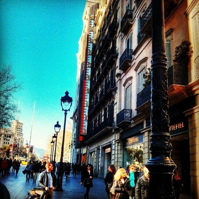 Habitacion Para Grupos Hasta 8 En Plena Rambla De Cataluna Barcelona Exterior photo